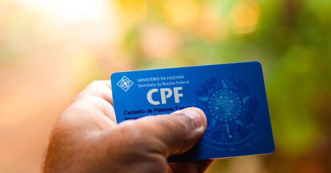 Homem segurando cartão de CPF
